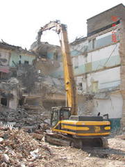 Промышленный демонтаж. Снос строений, домов. Разрушение.