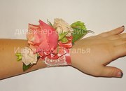 Браслет на руку из цветов на выпускной